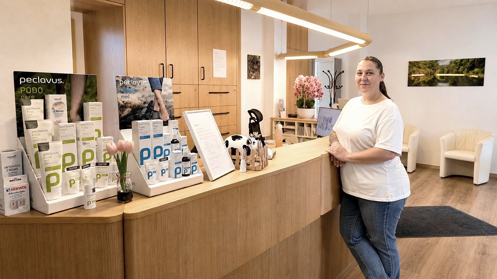 Simone Haase am Empfang der Praxis